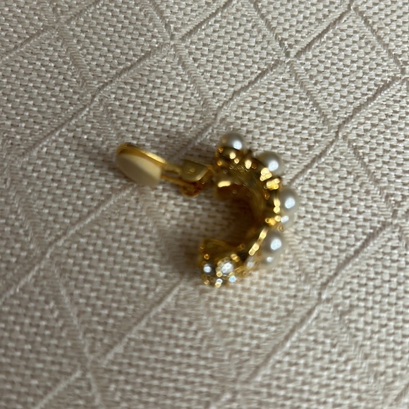 Vintage Clip-on Faux Gold Pearl Earrings Nolan Miller Glamour Collection - Picture 3 of 3